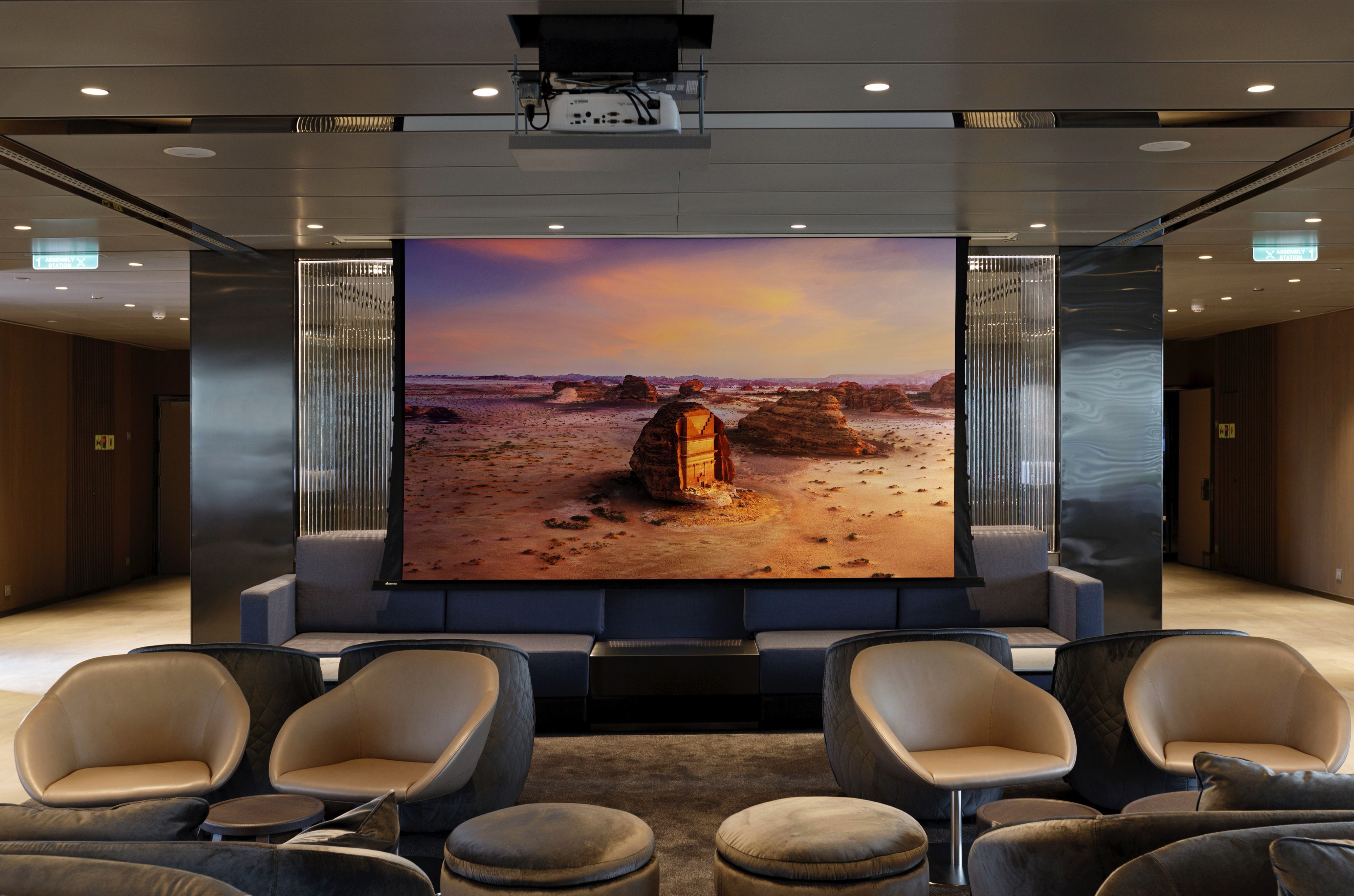 Emerald Sakara - Amici Bar & Lounge